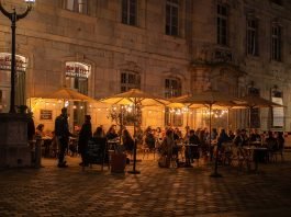 Place-de-la-Révolution-Besançon-France-lucas-lemoine-unsplash