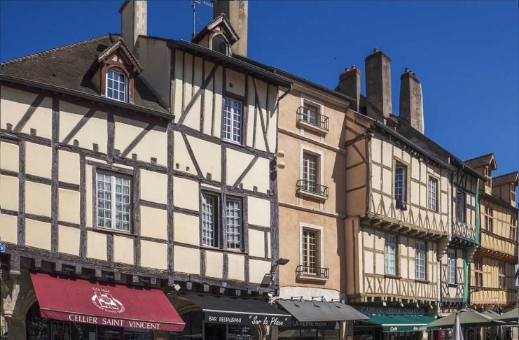 Châlon-sur-Saône-la-place-du-marché-et-ses-maisons-à-colombages-free-nomad-unsplash