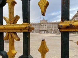 versailles_robert-katzki-unsplash