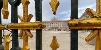 versailles_robert-katzki-unsplash